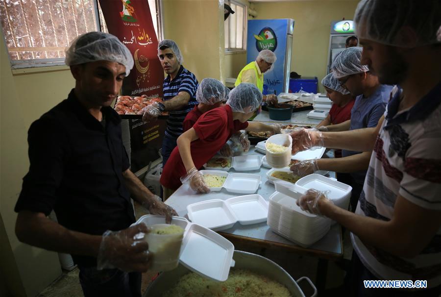 MIDEAST-NABLUS-RAMADAN-CHARITY