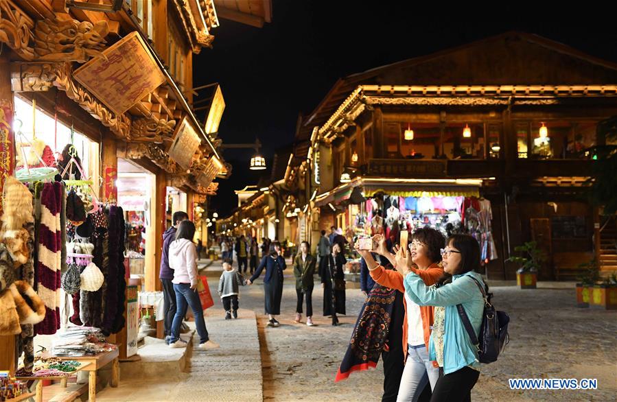 CHINA-YUNNAN-SHANGRI-LA-ANCIENT TOWN-NIGHT SCENERY (CN)