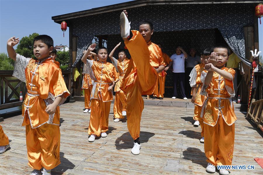 CHINA-ZHEJIANG-HUZHOU-SUMMER VACATION(CN)