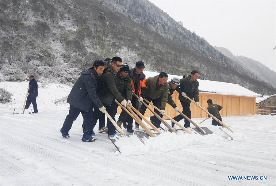 CHINA-SICHUAN-SANITARY WORKER-PHOTO SHOOTING (CN)