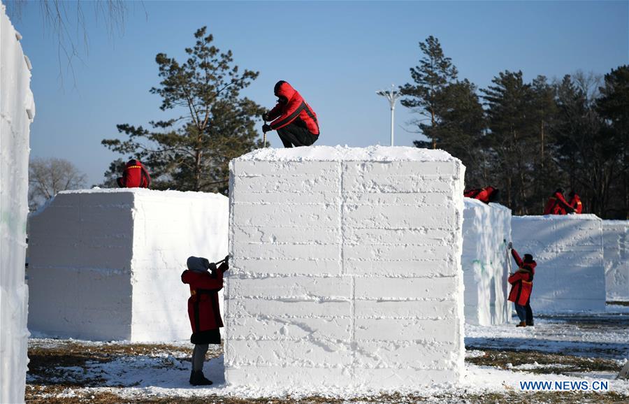 CHINA-HEILONGJIANG-HARBIN-SNOW SCULPTURES-COMPETITION (CN) 