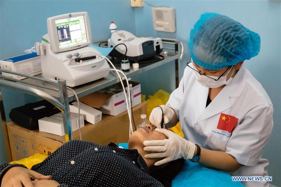 CAMBODIA-KAMPONG CHAM-CHINESE MEDICAL WORKERS-CATARACT-TREATMENT