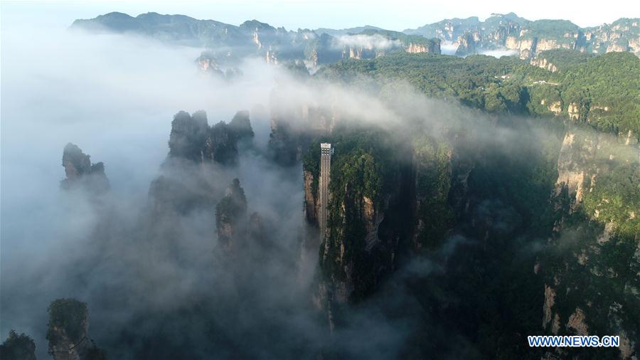 #CHINA-HUNAN-ZHANGJIAJIE-CLIFFSIDE ELEVATOR-FOG (CN)