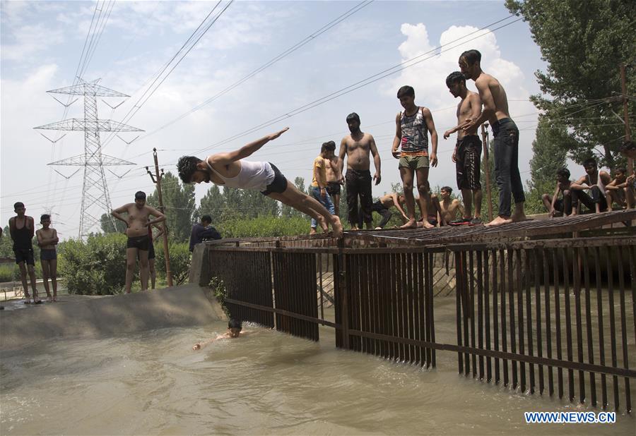 KASHMIR-SRINAGAR-HOT WEATHER