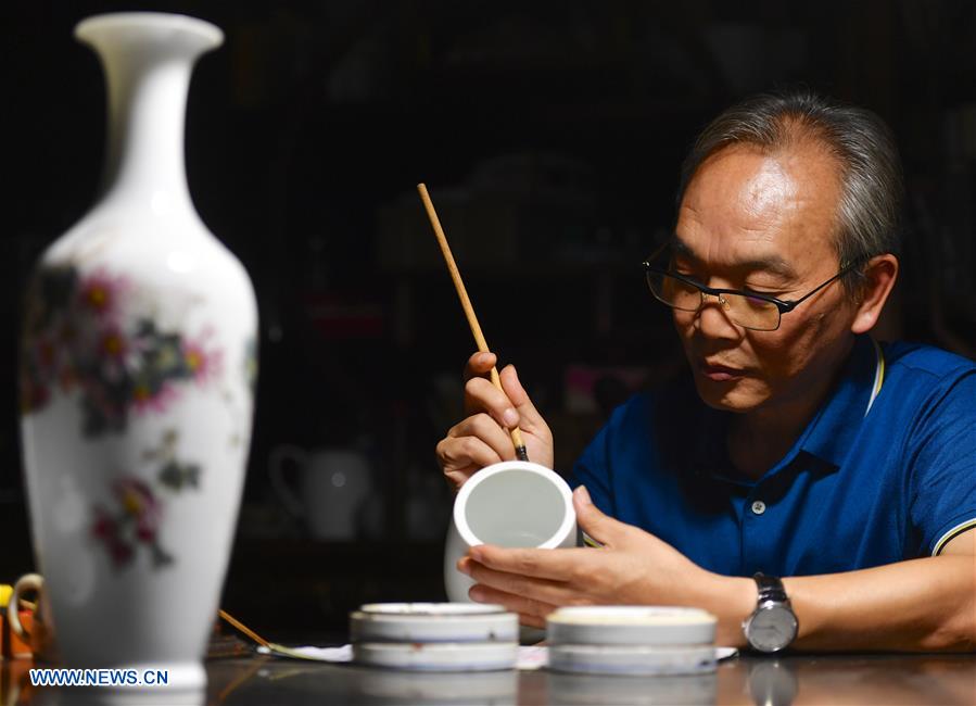 (MASTEROFCRAFTS)CHINA-JIANGXI-JINGDEZHEN-PORCELAIN PAINTING-INHERITOR (CN)