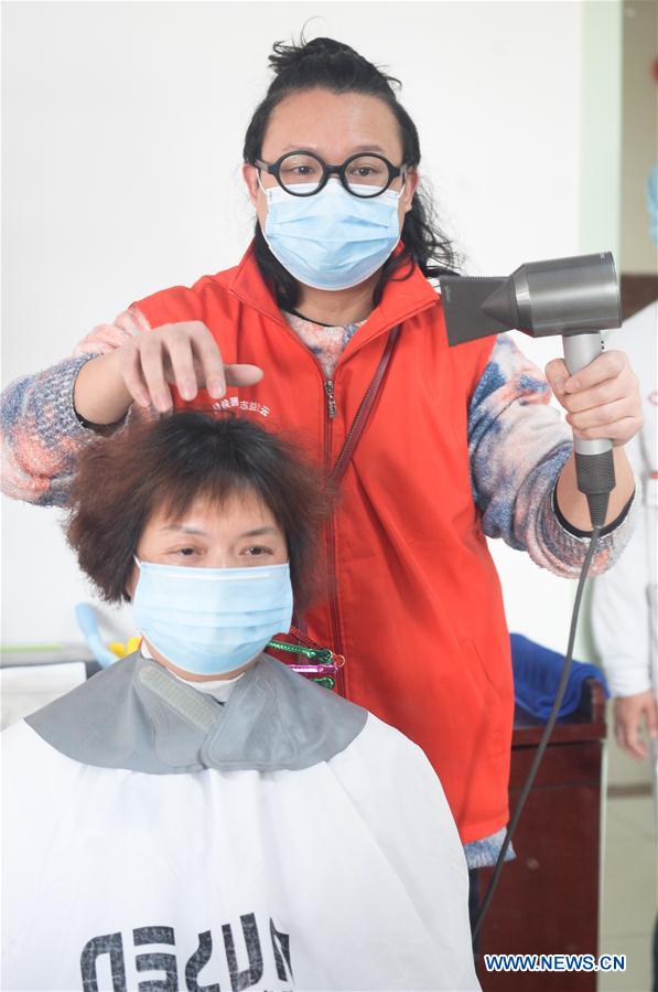 CHINA-SICHUAN-CHENGDU-NOVEL CORONAVIRUS-VOLUNTEER BARBERS (CN)