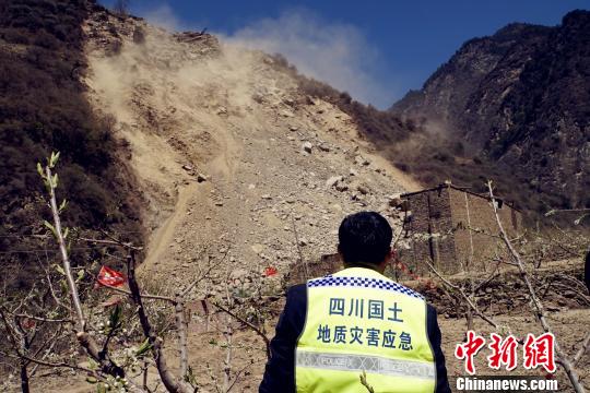 四川汶川龙溪乡预警山体滑坡415人撤离无人伤亡