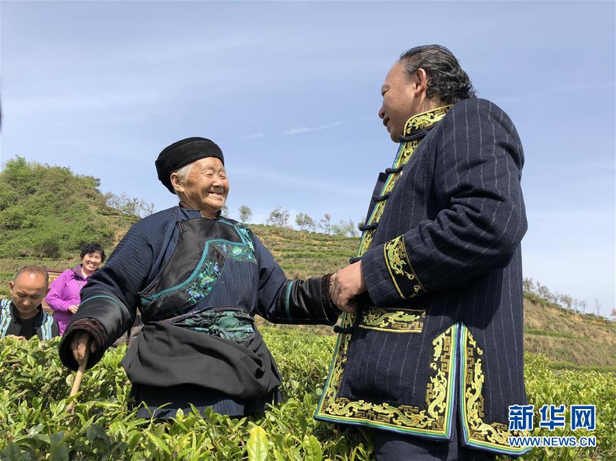 （代表委员履职·图文互动）寻找绿水青山里拔“穷根”的诀窍——全国人大代表龙献文履职记