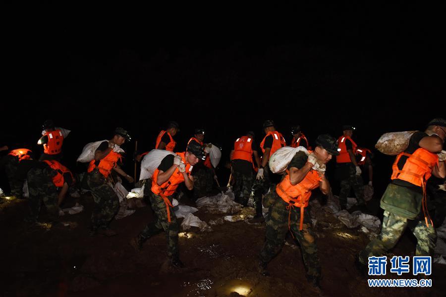 （防汛抗洪·图文互动）（7）洪水不退，子弟兵誓死不退——解放军和武警部队官兵参与洪涝灾害抢险救援记事