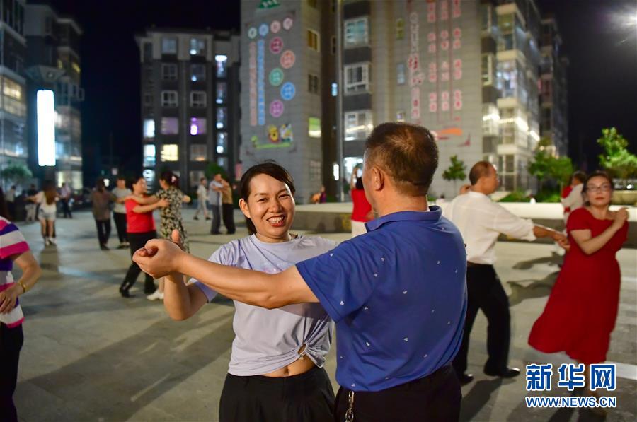 （走向我们的小康生活·图文互动）（3）“楼上过日子，楼下赚票子”——来自陕西安康的易地扶贫搬迁一线观察