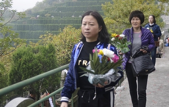 舟山：鲜花祭扫成文明新风