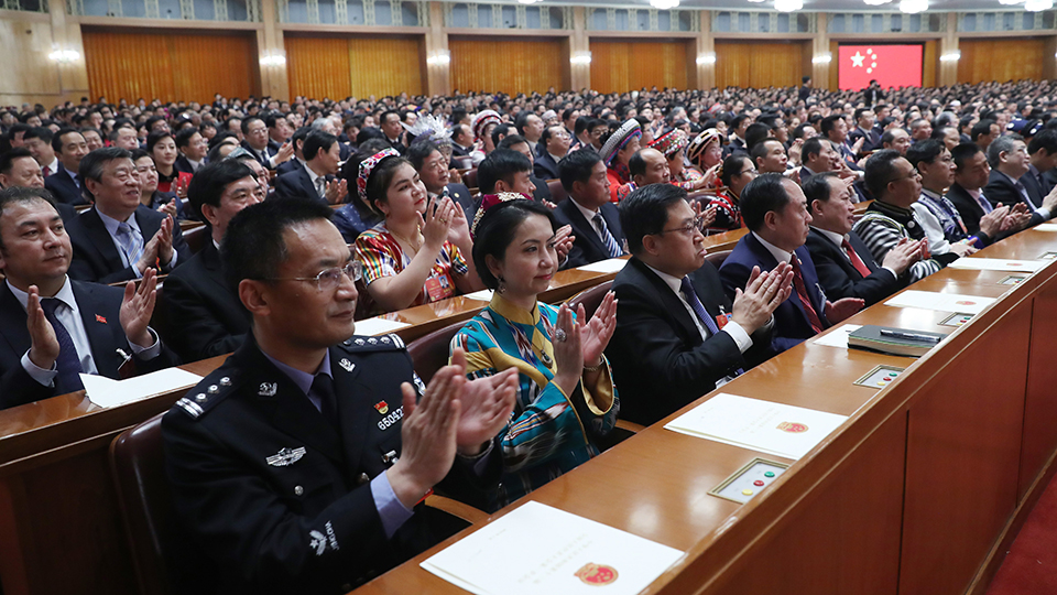 十三届全国人大一次会议举行第七次全体会议