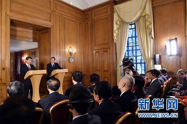 10月21日，国家主席习近平在伦敦唐宁街首相府同英国首相卡梅伦举行会谈。这是会谈结束后，习近平和卡梅伦共同会见记者。 新华社记者 饶爱民 摄 